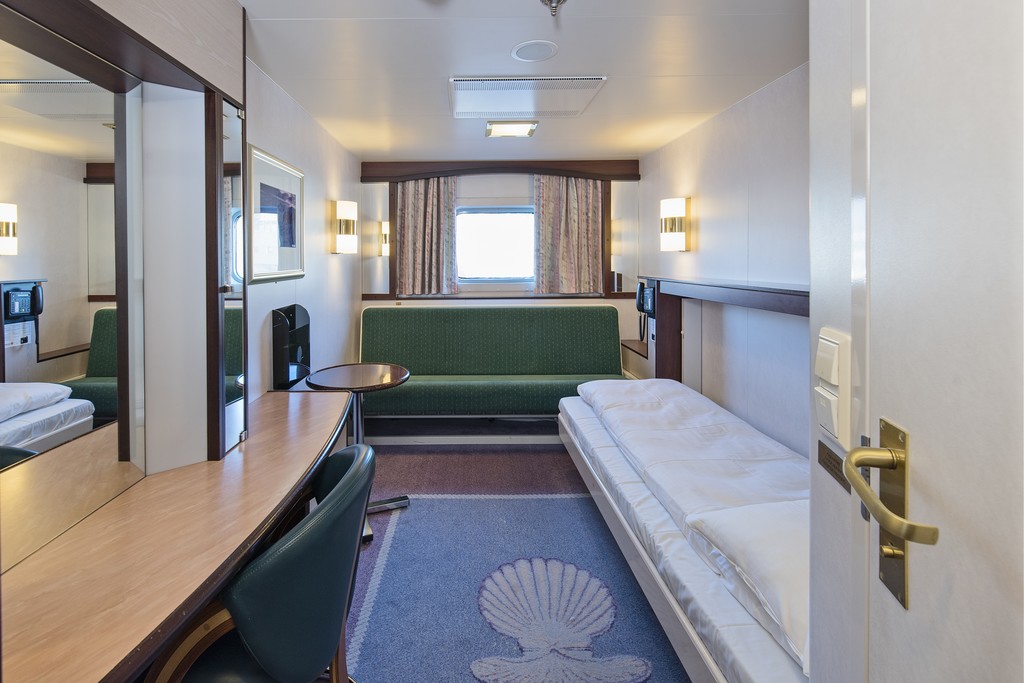 Hurtigruten MS Polarlys Polar Outside middle deck 2 travellers 2.jpg
